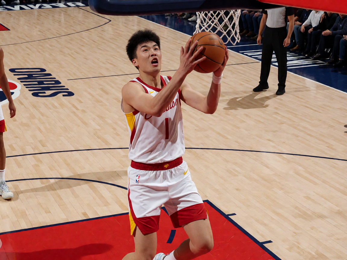NBA篮球比赛现场，呈现球星竞技与球队对抗的激烈场面